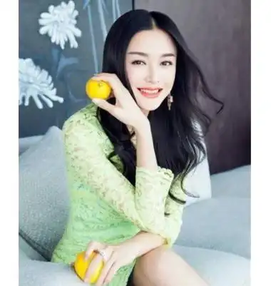 33岁杨幂与41岁秦岚同台,身穿抹胸差别太大,少女和少妇形成对比