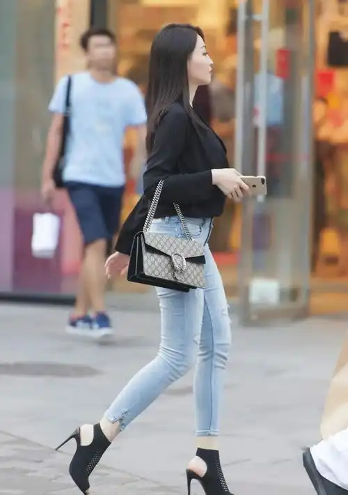 丰润紧致的打底裤美女,增加造型层次感,简约时尚