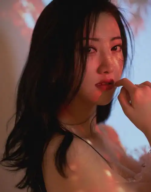 景甜穿白裙清新脱俗,气质拿捏的很好,裙装与本人风格相符