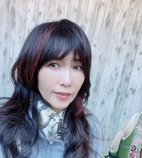 51岁工藤静香雪天衣着单薄,皮肤白皙,木偶纹明显口红遮不住唇纹