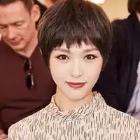 短发40岁左右女性背影微信头像