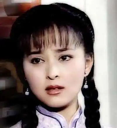 曾是琼瑶剧最美女神,事业巅峰嫁人遭背叛,中年离异独自抚养孩子