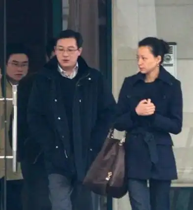 50岁周涛与45岁董卿同穿白西装,仅5岁之差,气质女神董卿尴尬了