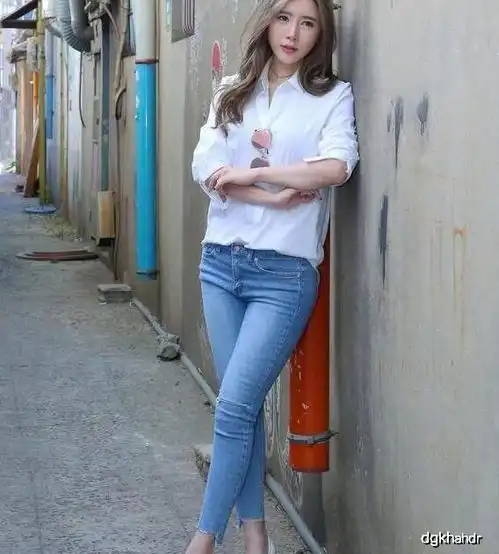 颜值满分的牛仔裤美女,穿出动人身材,绽放青春魅力