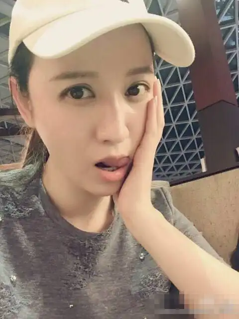 张萌晒工作生活照女神和女神经切换自如
