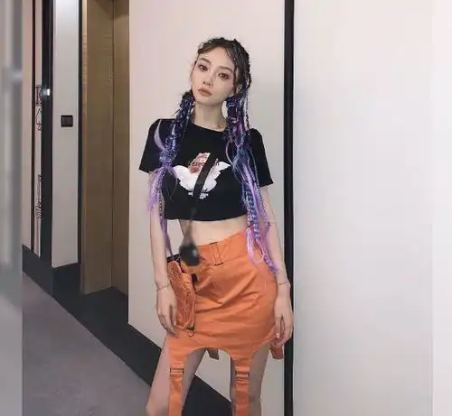 辣妈李小璐无戏可拍,扎脏辫穿露脐装,和女儿凹造型