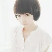 求一个很纯的侧面的短发齐刘海女生头像