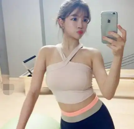 身材很棒的女孩子,搭配紧身打底裤,更加吸睛夺目