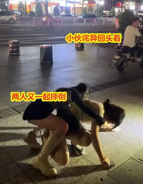 女子失恋街头打滚又哭又闹,闺蜜陪着一起发酒疯没有一个好男人