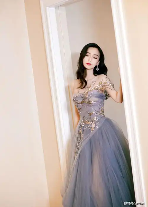 angelababy不愧是顶流,穿正红色爱心礼服裙亮相红毯,美出新高度