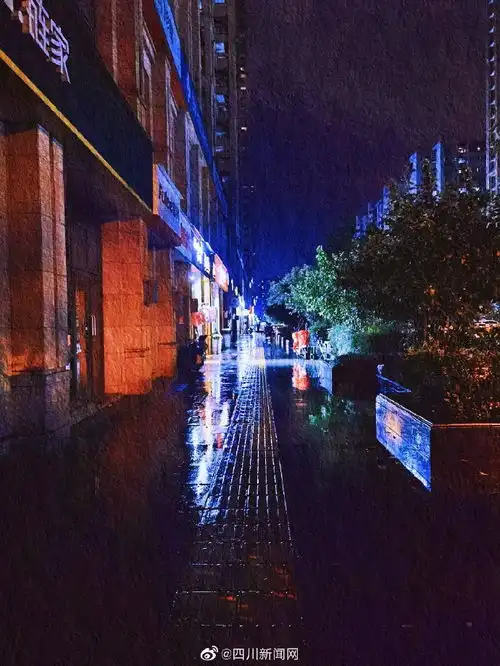 成都暴雨白天变黑夜