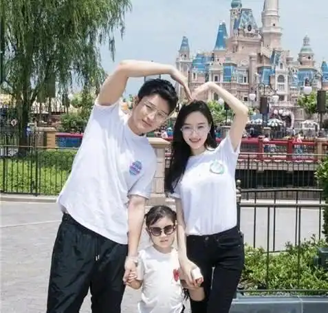 复合了贾乃亮李小璐离婚后首同框,一家三口互动温馨