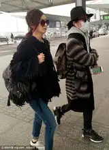 赵丽颖潮范儿似邻家女孩一路吃棒棒糖心情靓