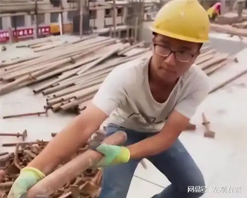 还记得在工地收清华录取通知的男生吗现在西装打领带,英姿飒爽