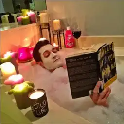 有一群男的每天模仿女孩子的自拍