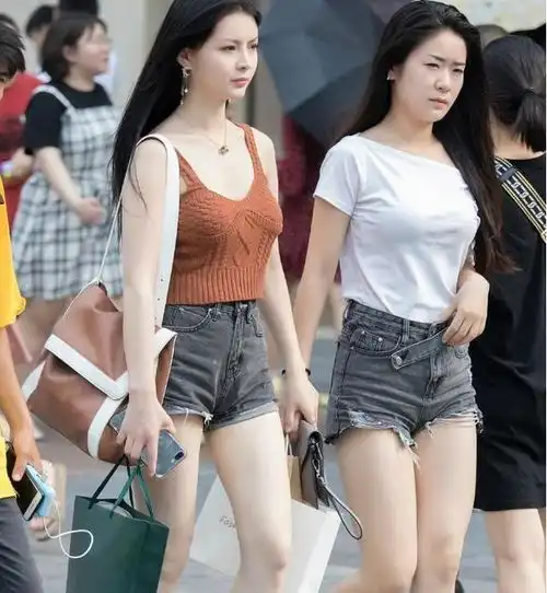 街拍美女现在的小姐姐都是高挑的身材,走到哪里都是时装秀