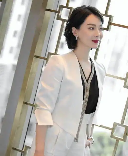 奔四的女人穿风衣别配打底裤了跟着陈数这样穿,减龄时髦还大气