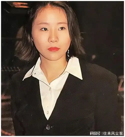 把两位前婆婆当成亲妈,帮助情敌女儿出道,王菲的格局不一般