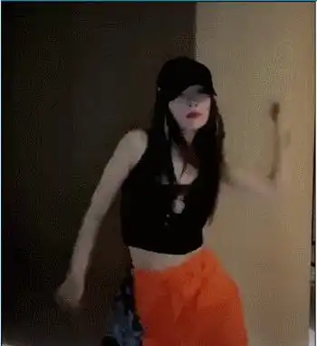 李小璐穿露脐装跳嘻哈舞,身材纤细如少女,舞姿与pgone如出一辙