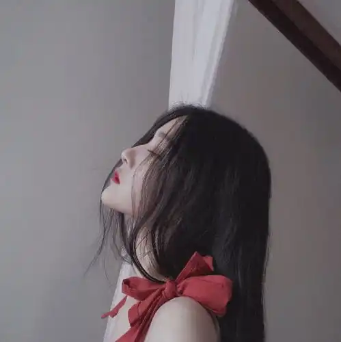 弟弟住我家三年,我生病住院后只送个果篮,打开后我泪目了
