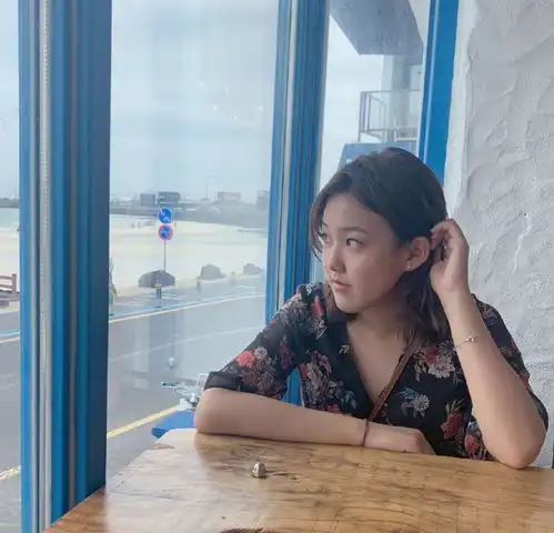李静带女儿妈妈旅游,16岁沐尔回眸一笑大长腿抢镜