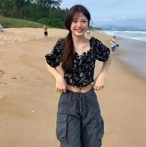 钟丽缇与俩女儿合拍大片,考拉姐妹妆造成熟,超高颜值美过妈妈