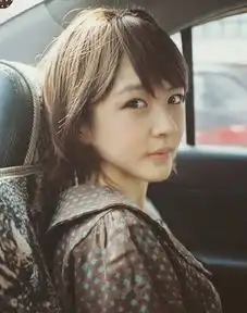 清爽妩媚短发发型图片写真既能俏皮又有女人味