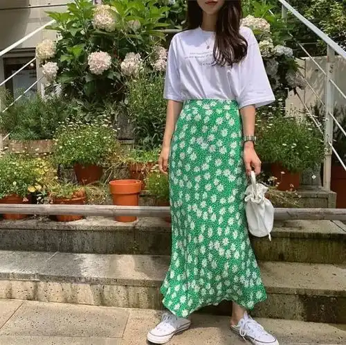 今春裙子平底鞋火了,时髦的女人都在穿,洋气又显气质