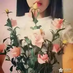 一张小清新头像,一个长发女生手捧一束花挡住了脸,像这样是正脸拜托知道的人发一下