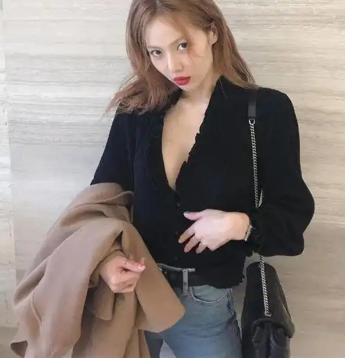 韩星金泫雅时尚造型,身姿曼妙,低眉浅笑,浑身散发女性魅力牛仔裤
