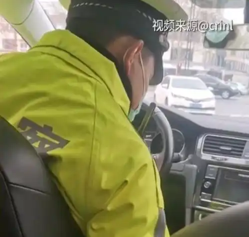 河北一女子带女儿去买菜,开车到半路突然不会开了,无奈求助交警