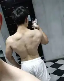19岁少女的婀娜背影,看得我上头......麦咖秀
