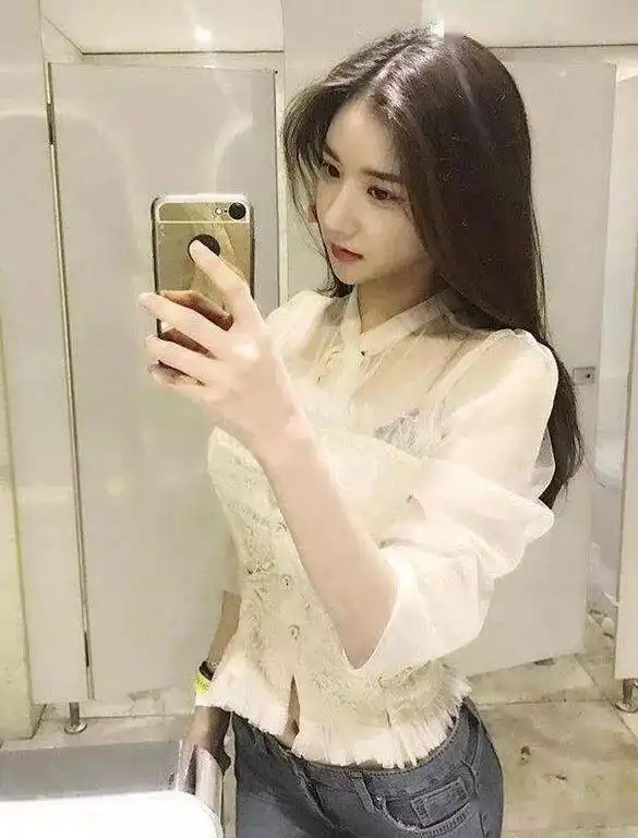 自信漂亮的牛仔裤美女,展现出非常靓丽的身材