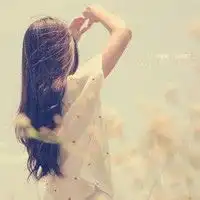 阳光下的女生图片