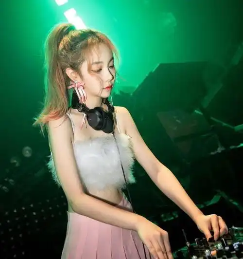 00后dj小美女,细直双腿太吸睛,健身让她美丽动人