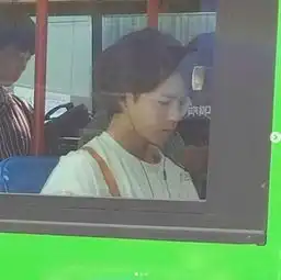 宋慧乔男朋友路透照曝光朴宝剑中分卷发诠释潮男风尚