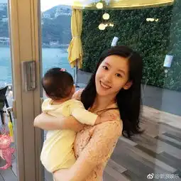 刘强东奶茶妹妹一家三口过七夕大手牵小手浪漫温馨