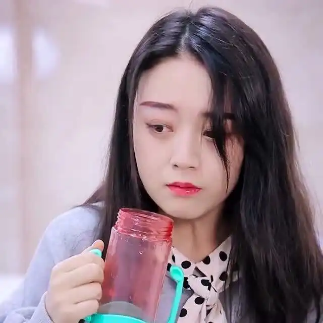 美女突然被男生按在墙角,以为是遇到爱情了,结果没想到自己居然是工具人