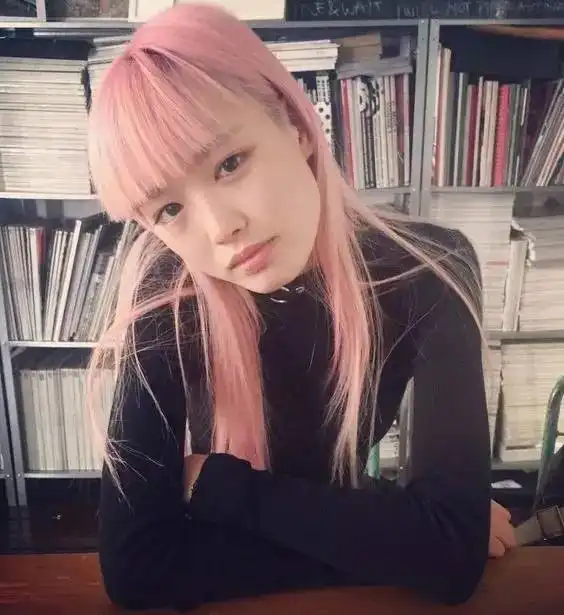 潮人这位蹿红的95后粉色少女,可能真的会魔法