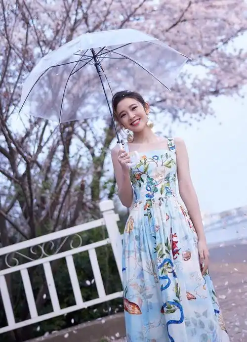 樱花树下的唐艺昕宛如仙子润致娃娃针让颜值upup