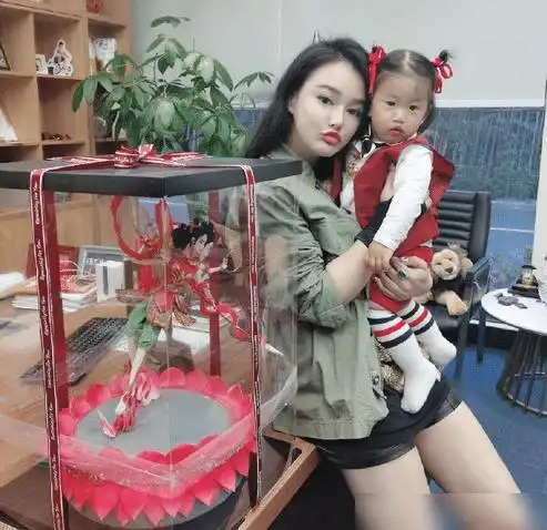 邹市明小儿子周岁生日,邀请很多孩子前来玩耍,场面特别温馨热闹