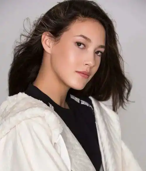 谷爱凌穿lv上封面天才少女冠军拿到手软,混时尚圈也很开挂
