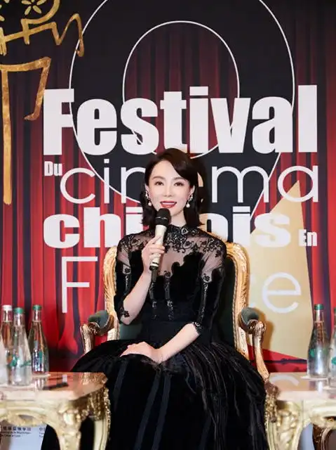 大龄女生出席活动学陈数穿,穿薄纱领黑色裙子优雅出众,又美了