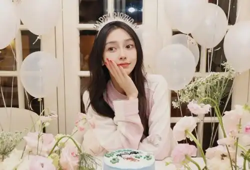杨颖庆生显落寞,闺蜜杨幂祝福缺席,黄晓明女友还在同天秀出钻戒