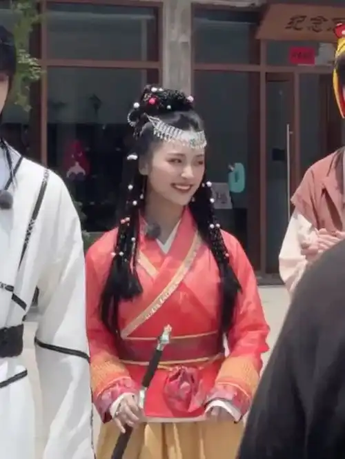 女星沈月cos黎姿版赵敏被吐槽太辣眼睛,小女孩和大美人的区别