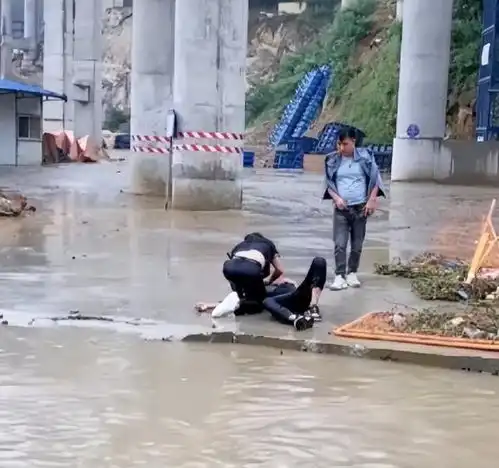 昭通00后小伙跃入洪水,勇救16岁溺水少年