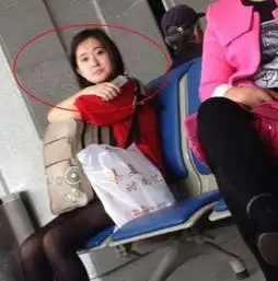 搞笑gif图火车上新来的女列车员,大叔都盯着她看