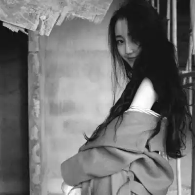 黑白女生头像冷酷背影