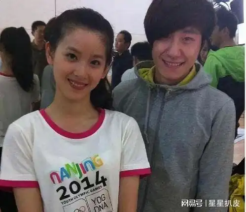 这是章泽天上大学时,和男友的合影,打扮朴素,真实颜值一目了然