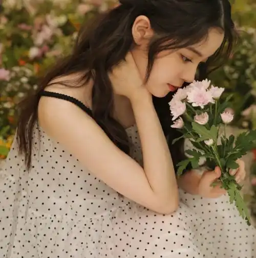 欧阳娜娜潮流穿搭来袭,裙子裤子皆可驾驭,各种风格都是美少女